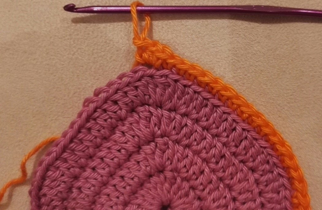 Blog-Inhaltsbild für 'Kostenlose Häkelanleitung für ein zweifarbiges Herz'